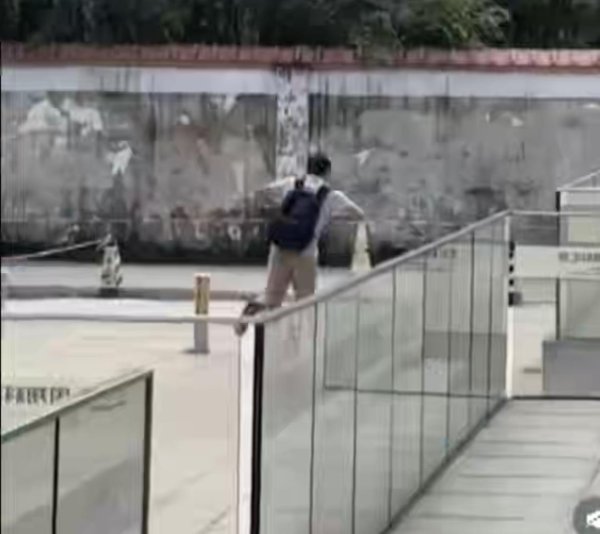 金牛呗 男子躲女厕隔间偷拍被抓现行，女子拍下他逃跑画面，广州警方介入_大皖新闻 | 安徽网