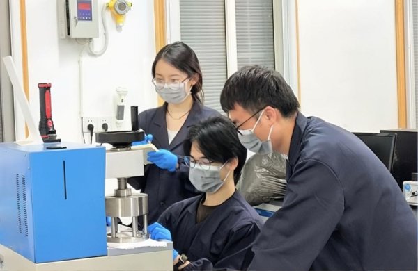 宏盛证券 防水“冲锋衣”背后的科技含金量！东华科研团队攻克无氟面料难题